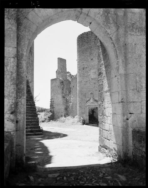 Entrée : tour avec un linteau orné et escalier menant au donjon