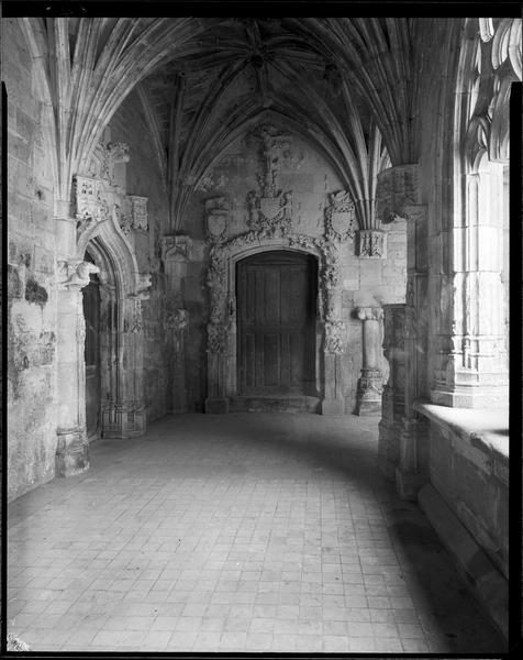 Extrémité de la galerie est du cloître : porte surmontée d'une crucifixion