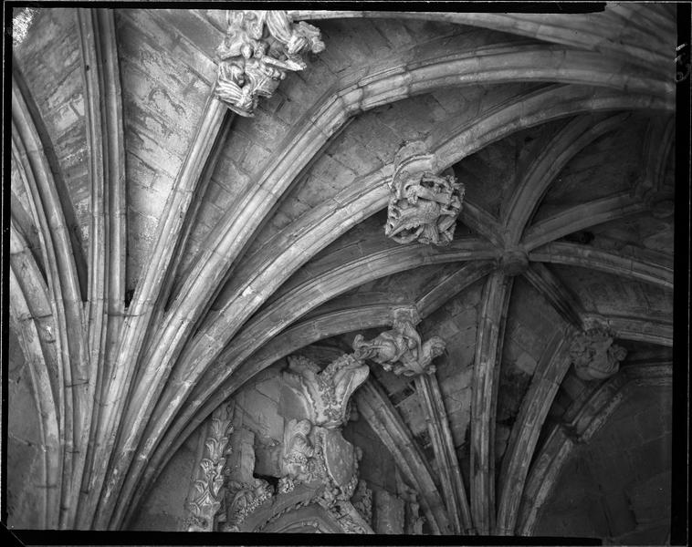 Intérieur du cloître : clés de voûtes historiées