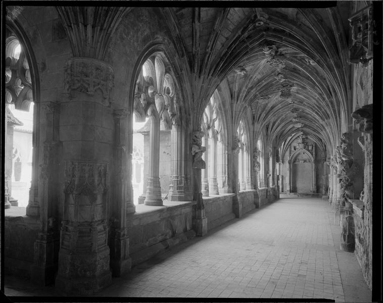 Intérieur du cloître : ensemble décoratif