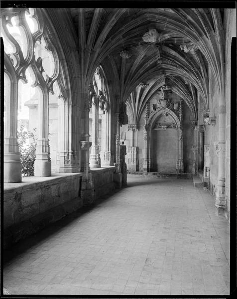 Intérieur du cloître : ensemble décoratif