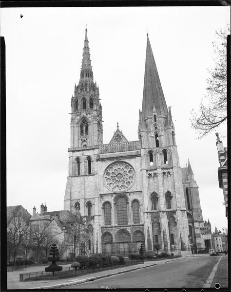 Façade ouest sur le parvis