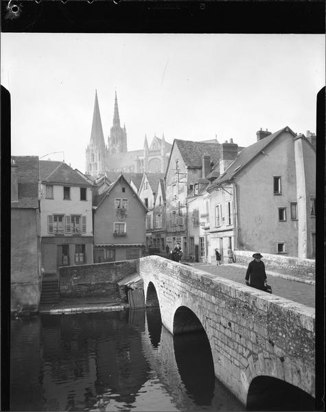 Pont et flèches de la cathédrale, une personne âgée