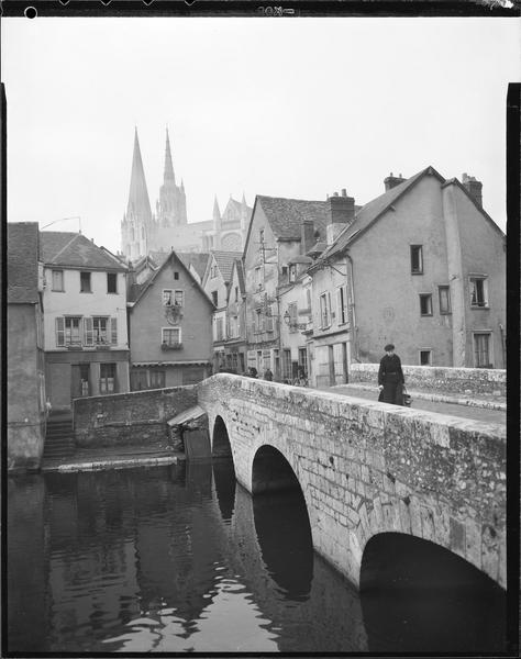 Pont et flèches de la cathédrale, une femme