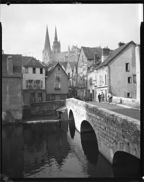 Pont et flèches de la cathédrale, des cyclistes