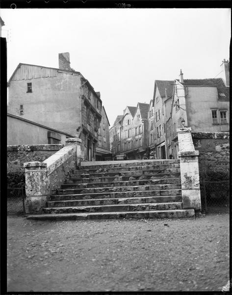 Angle des façades depuis l'escalier menant vers l'Eure