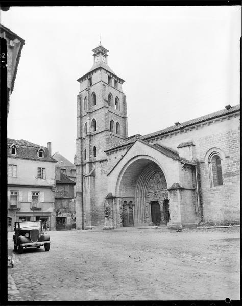 Portail donnant sur la place