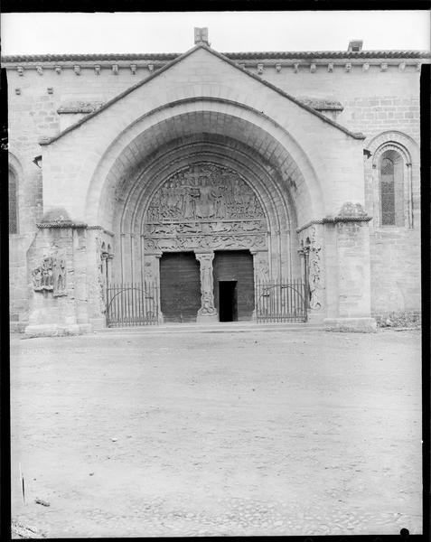 Détail d'un des portails : le tympan, Christ en Majesté et anges