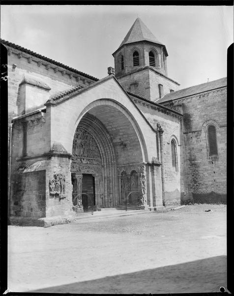 Vue latérale du portail et de la croisée du transept