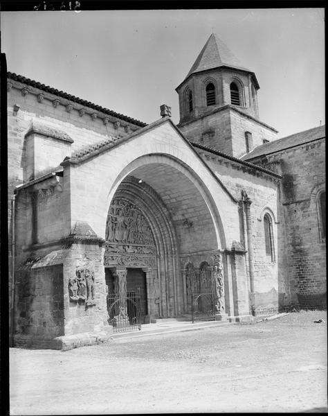 Vue latérale du portail et de la croisée du transept