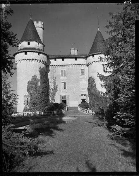 L'escalier menant au corps de logis flanqué de deux tours et bassin d'agrément