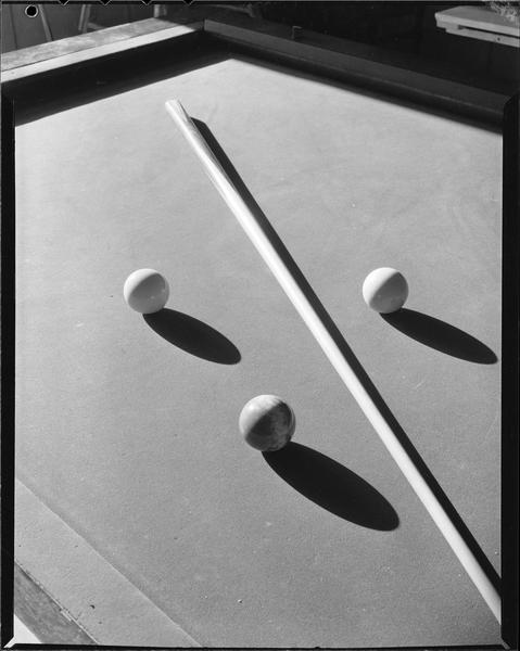 Le billard, centre : queue et billes, effets de lumière