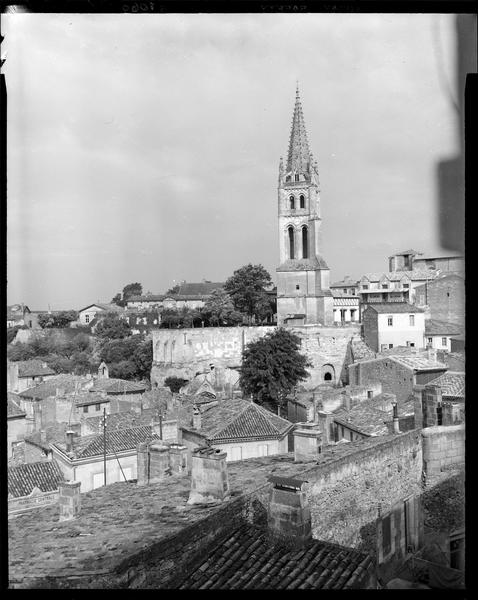 Le clocher et les toits du village