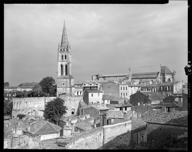 Le clocher, les restes de l'église monolithe et les toits du village