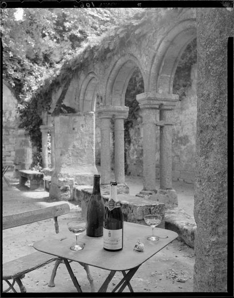 Deux bouteilles et deux coupes sur une table : A.O.C cuvée des Cordeliers