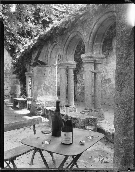 Deux bouteilles et deux coupes sur une table : A.O.C cuvée des Cordeliers