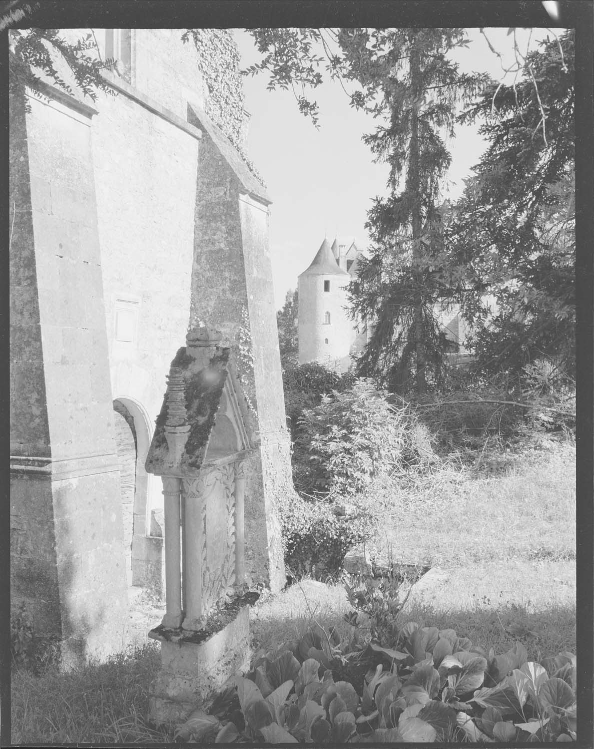 Façade ouest de l'église et tour nord-ouest du château à l'arrière-plan