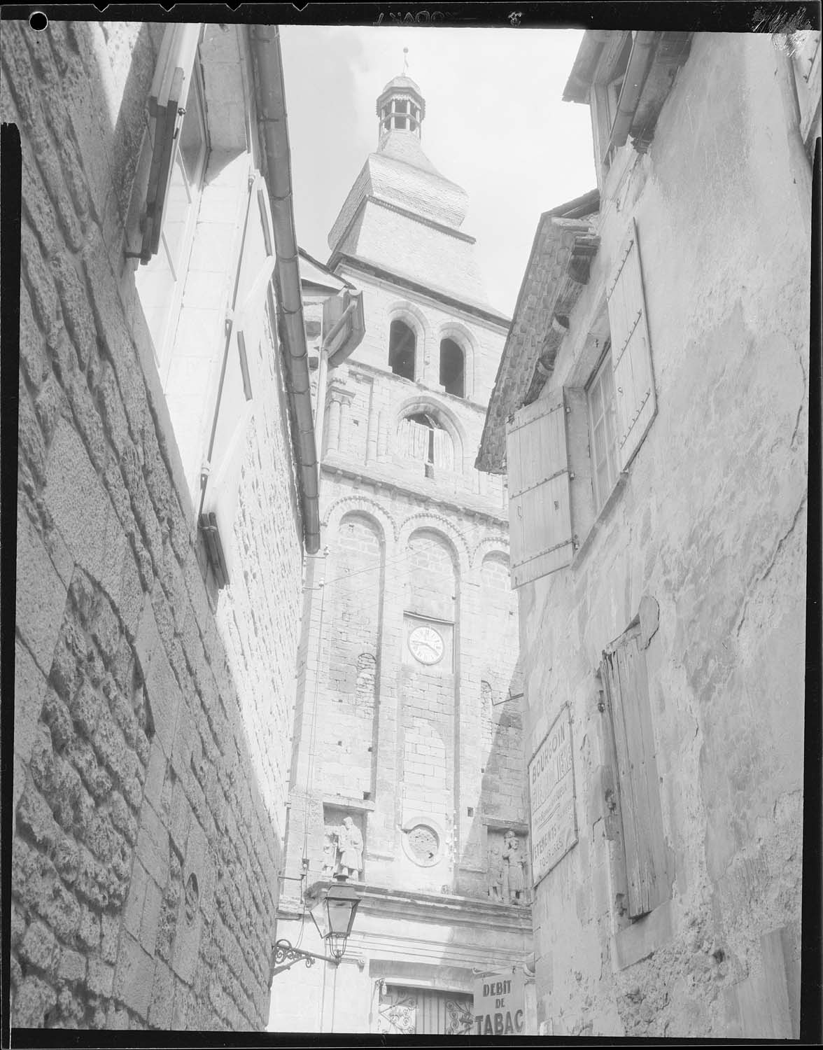 Clocher, vue prise d'une ruelle