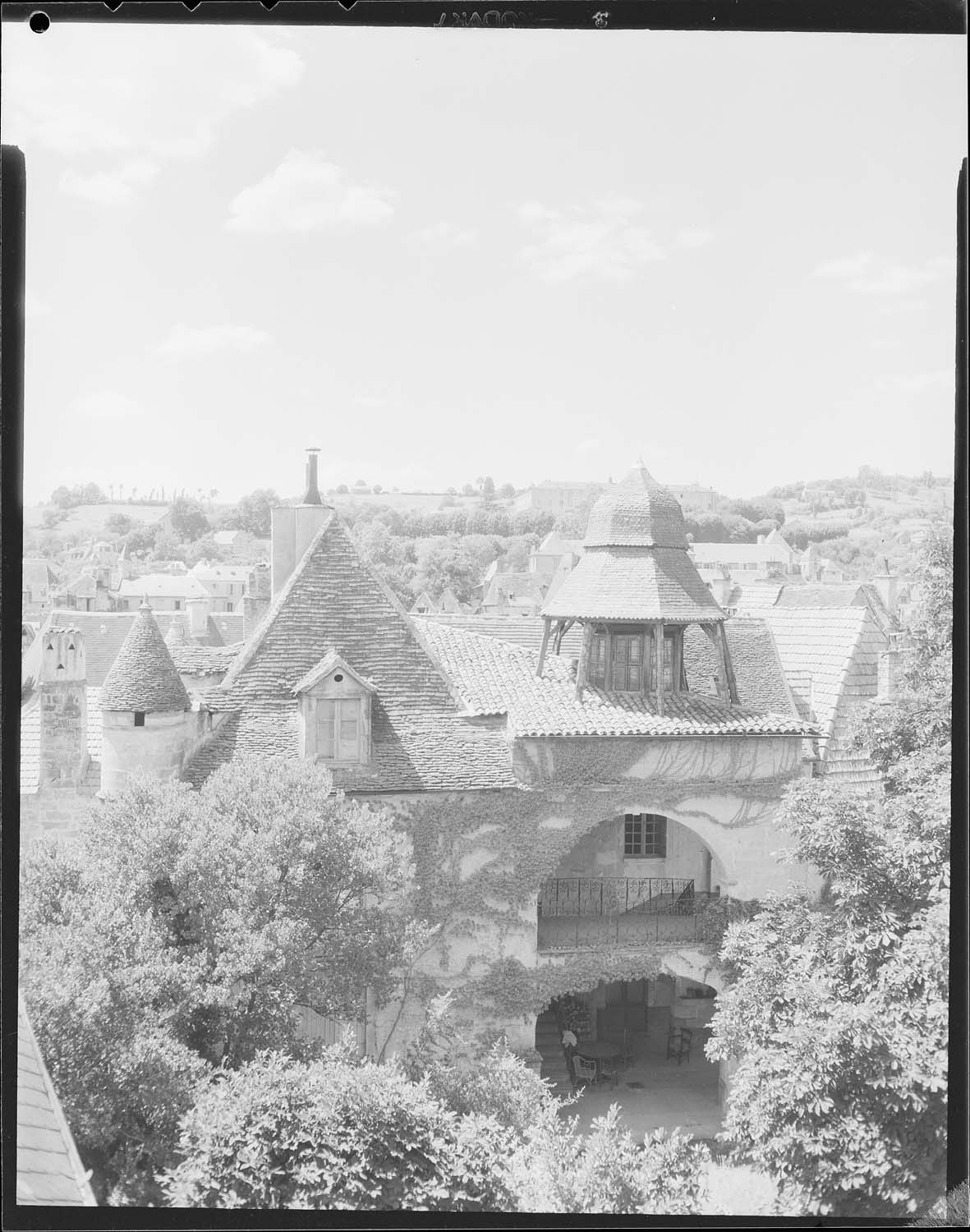 Ancien tribunal civil : façade à arcatures et landerneau