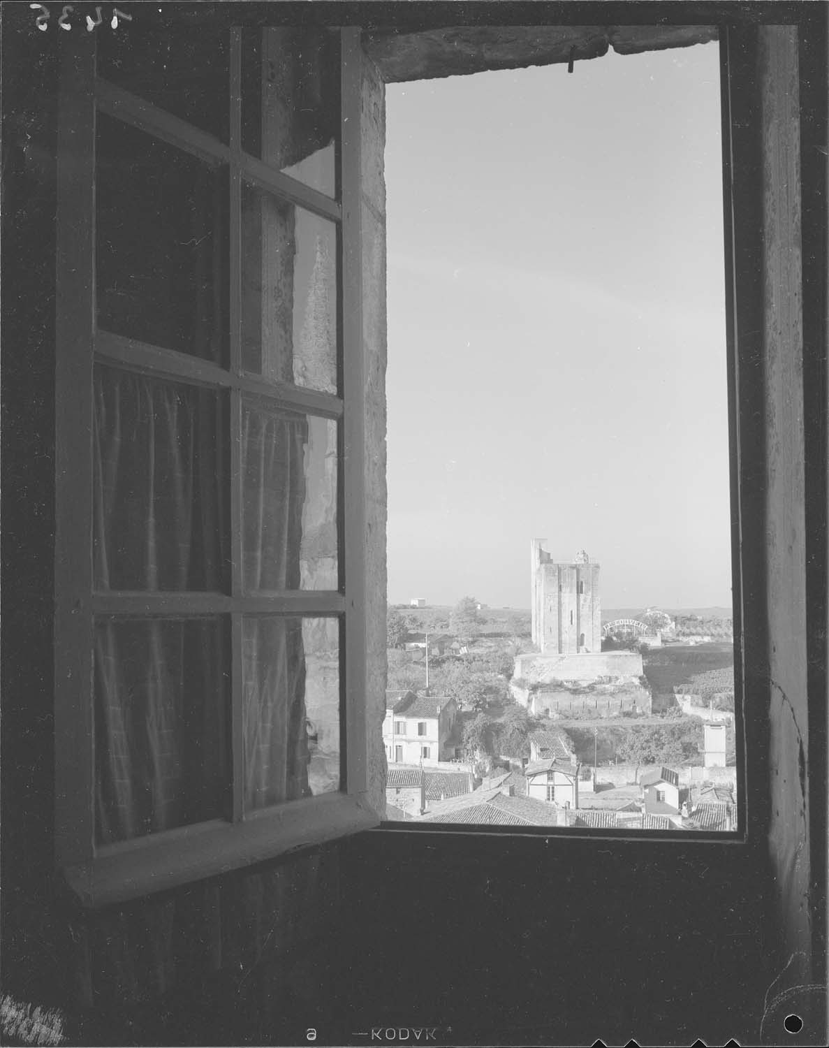 Château, vue à distance à travers une fenêtre ouverte