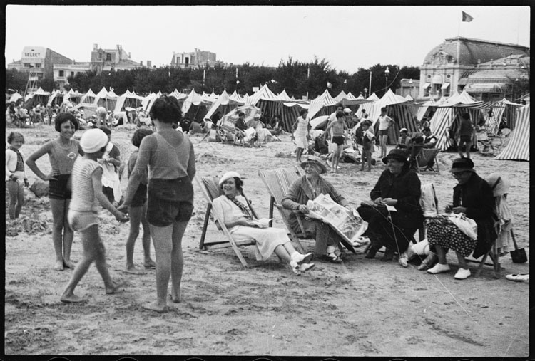 Femmes et enfants riant sur la plage