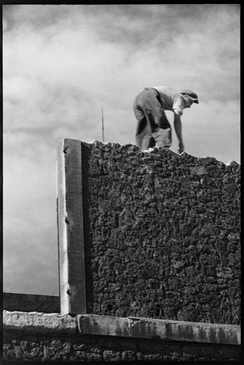 Ouvrier sur un mur
