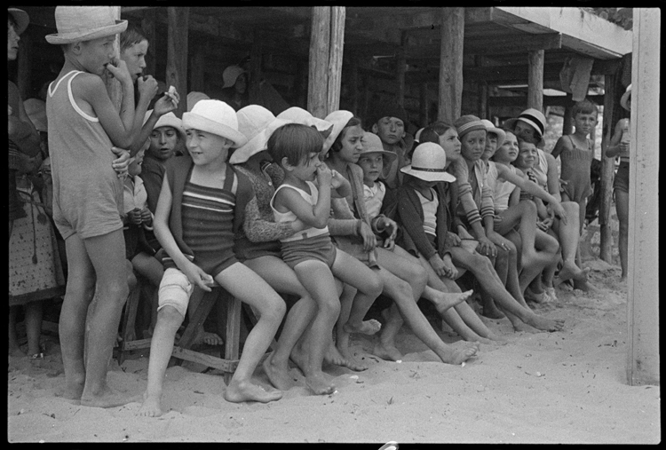 Enfants assistant au théâtre de Guignol sur la plage