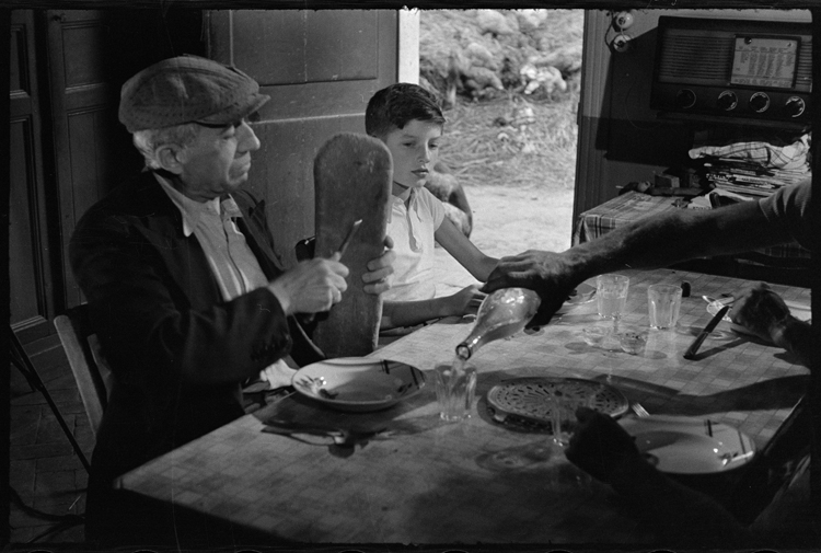 Tournage du film "Secours national" de René Lucot : scène de repas