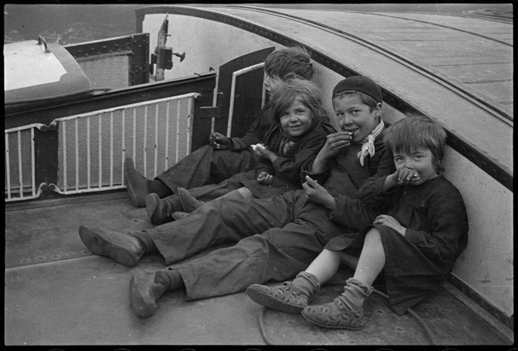 Enfants sur un bateau, canal Saint-Denis