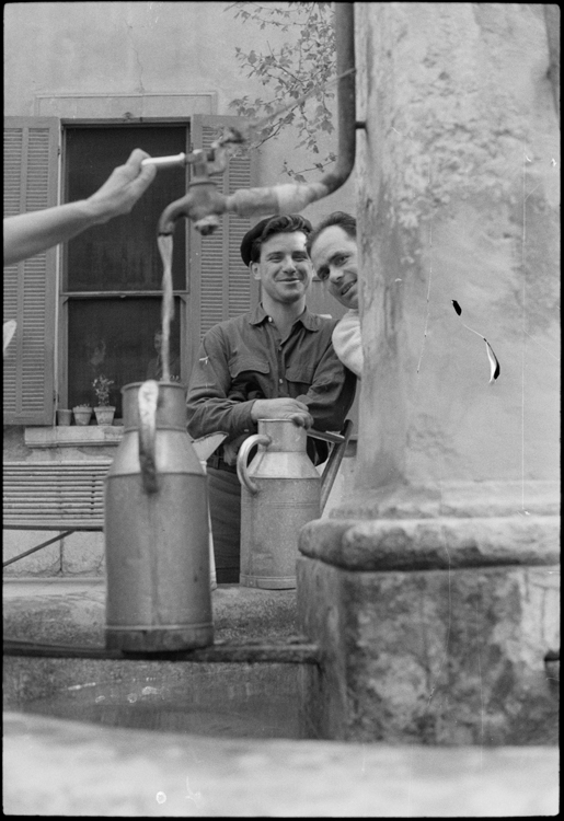 Hommes à une fontaine