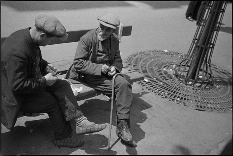 Hommes assis sur un banc