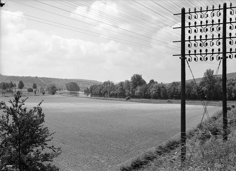 Paysage agricole et poteau télégraphique