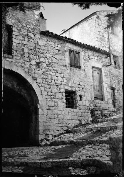 Façade et porche d'une maison depuis la rue