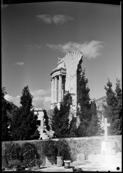 Les ruines vues depuis le cimetière