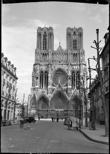 Vue d'ensemble de la façade ouest depuis la rue