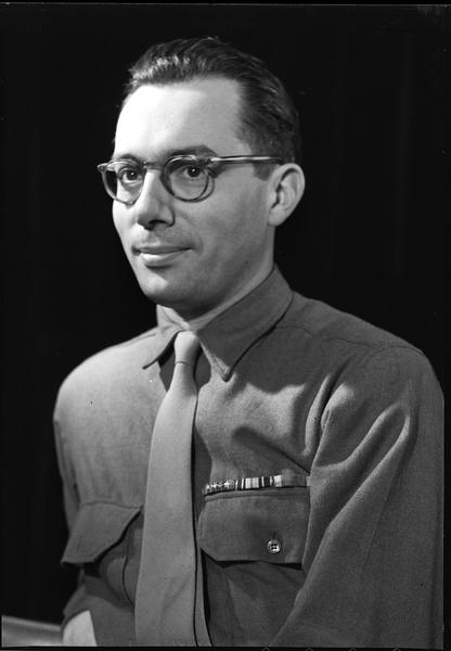 Portrait de M. Bordereau avec des lunettes en tenue militaire