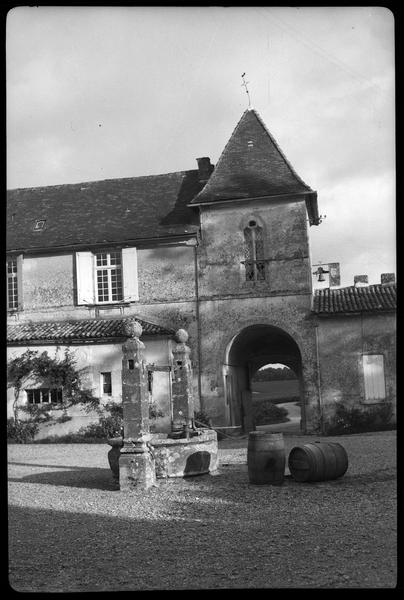 Cour intérieure et puits artésien