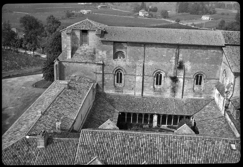 Vue plongeante au sud du cloître et de l'église