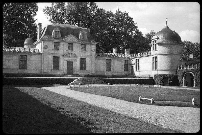 Façade du côté de l'entrée et aile en retour