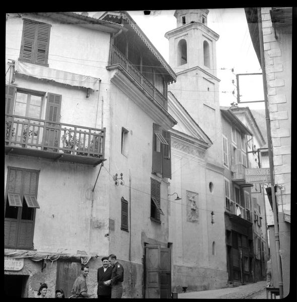 Façade de la chapelle depuis la rue, scène de rue