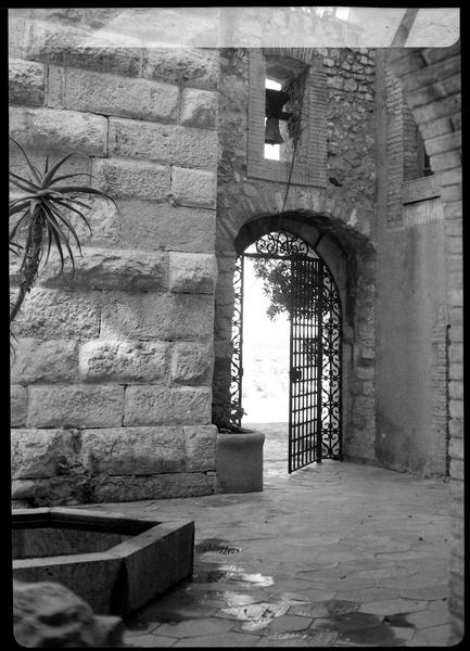 Grille en fer forgé vers la terrasse