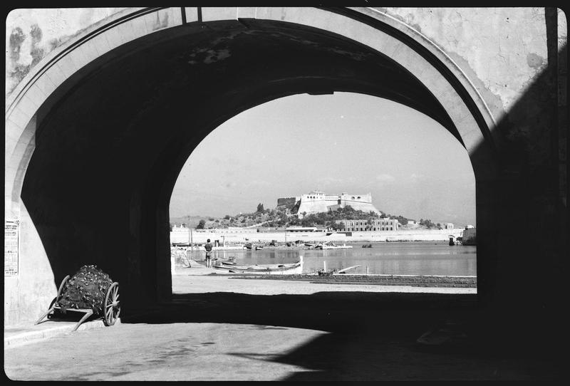 Vue d'ensemble depuis une arcade du quai