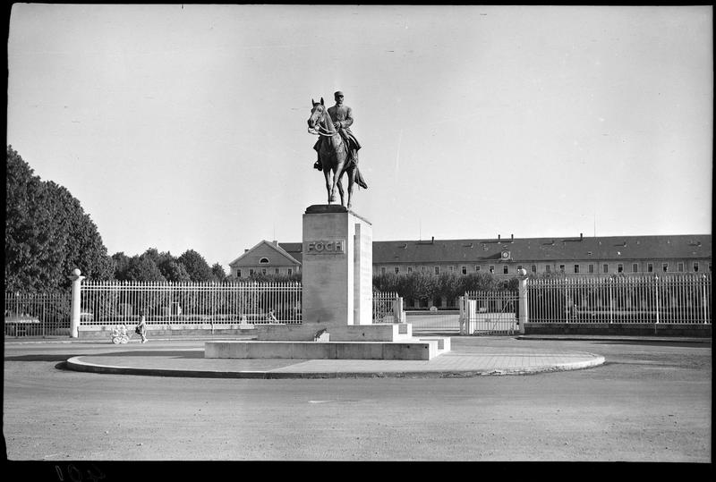 La statue de face devant la caserne