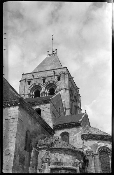 Le clocher et l'abside depuis le sud-est