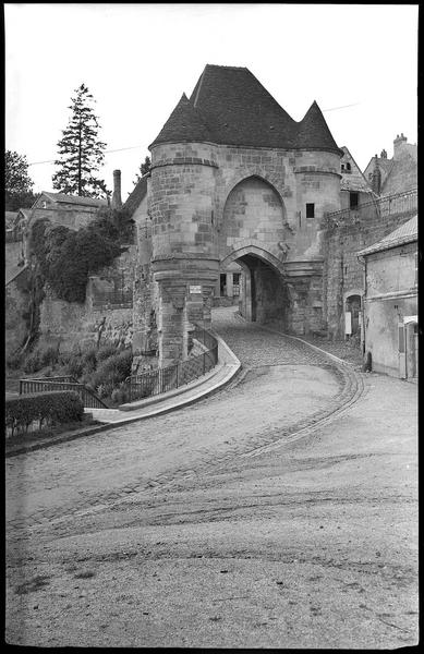 La porte fortifiée depuis l'extérieur de la ville