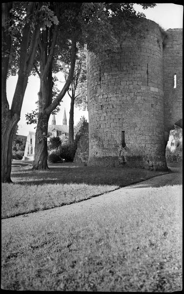 Une des tours et jardin arboré