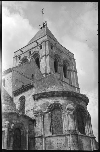 Le clocher et l'abside depuis le sud-est