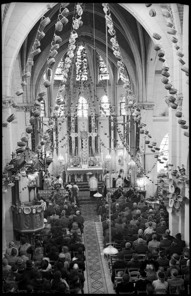 Intérieur : la nef décorée de paniers pour la fête de la vannerie