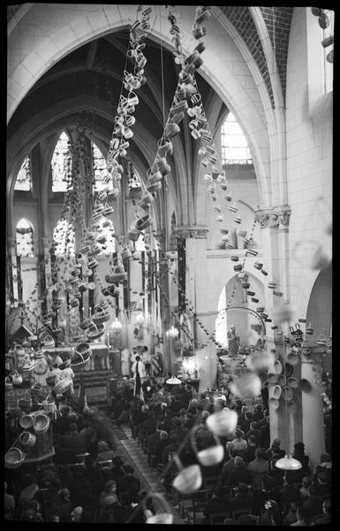 Intérieur : la nef décorée de paniers pour la fête de la vannerie