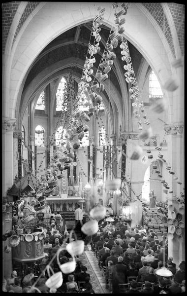 Intérieur : la nef décorée de paniers pour la fête de la vannerie